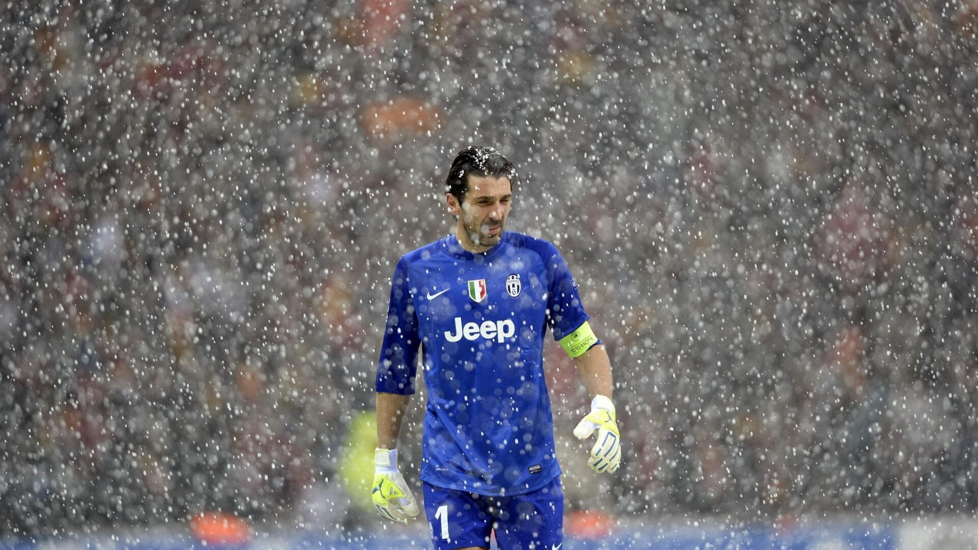 逆境拼搏：那些从困境中爬起的足球战士们，足坛逆境之王